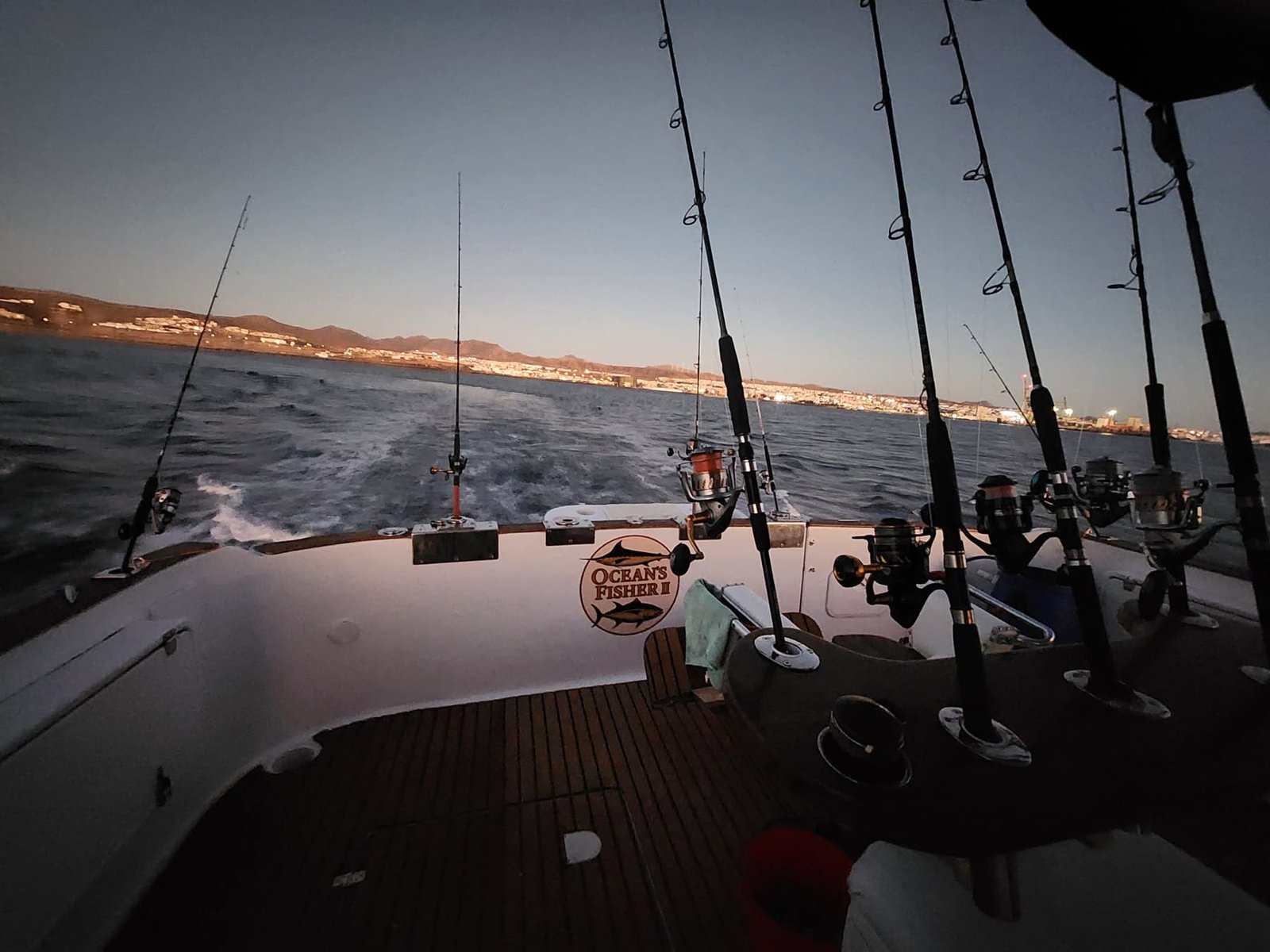 Charter de pesca de altura al anochecer frente a la costa de Fuerteventura