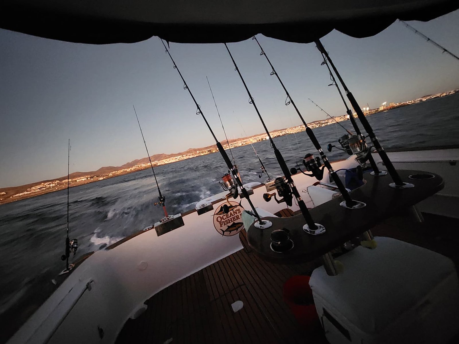 Barco de pesca de altura Astinor 1275 navegando en Fuerteventura con las cañas preparadas