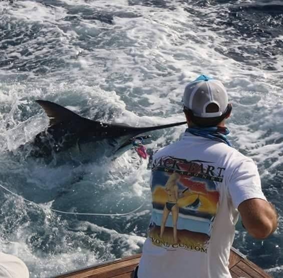 Tripulación cobrando un marlín azul entre la espuma en Cabo Verde