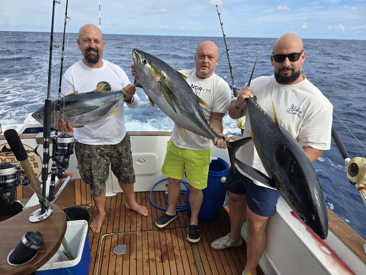 Tripulación con grandes atunes a bordo en las Islas Canarias