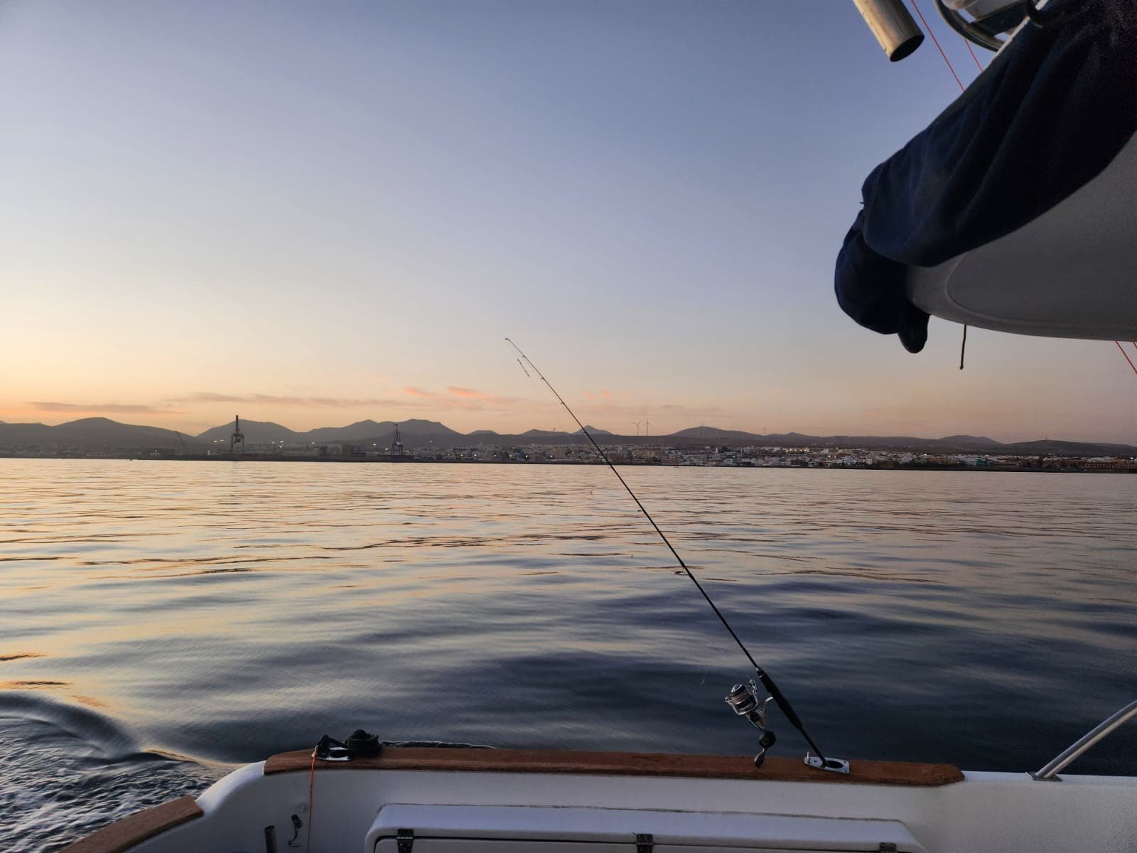 Pesca de altura al atardecer frente a la costa de Fuerteventura, Islas Canarias