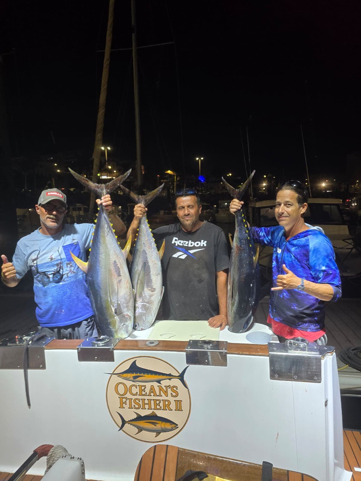 Pesca de atún en barco en Fuerteventura: tripulación con dos grandes atunes
