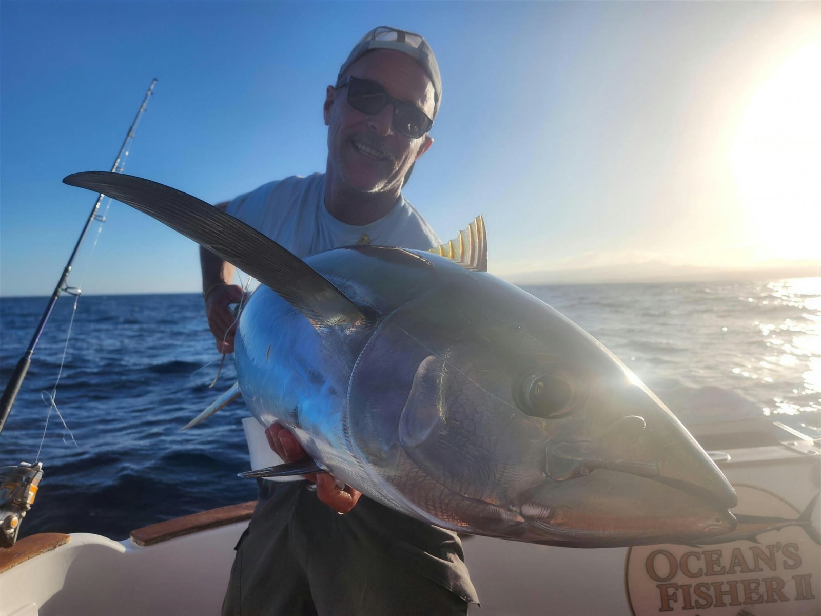 Captura de atún rojo en un charter de pesca en barco en Fuerteventura al atardecer